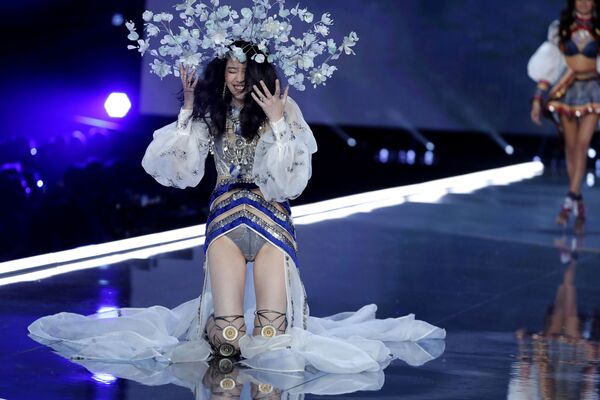 Người mẫu Ming Xi ngã khuỵu trên sàn diễn của Victoria's Secret ở Thượng Hải, Trung Quốc - Sputnik Việt Nam