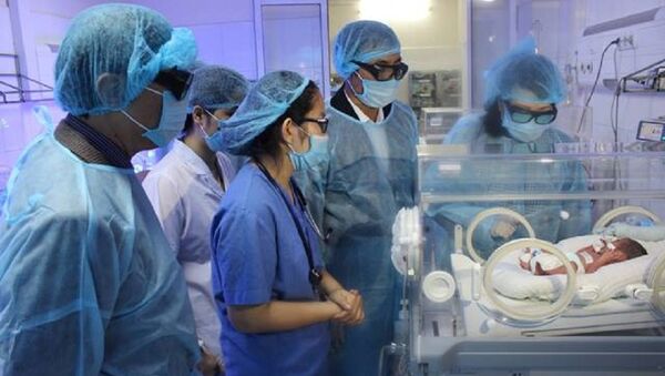 Bộ trưởng Bộ Y tế Nguyễn Thị Kim Tiến thăm Đơn nguyên Sơ sinh của Bệnh viện Sản- Nhi Bắc Ninh - Sputnik Việt Nam