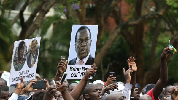 Protesters hold posters showing support for former vice-President Emmerson Mnangagwa, in Harare, Zimbabwe, November 18, 2017 - Sputnik Việt Nam