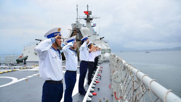 Cán bộ, chiến sĩ Tàu 012-Lý Thái Tổ thực hiện nghi lễ chào cảng tại quân cảng Cam Ranh, Khánh Hòa. - Sputnik Việt Nam