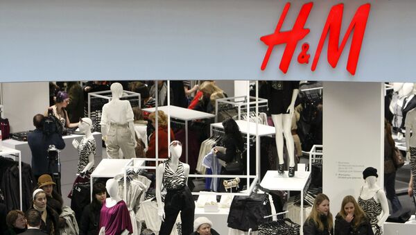 People shop in the newly opened Hennes & Mauritz (H&M) store in Moscow in this March 13, 2009 file photo - Sputnik Việt Nam