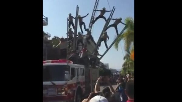 Tai nạn của lính cứu hỏa trong lễ hội ở Mexico - Sputnik Việt Nam