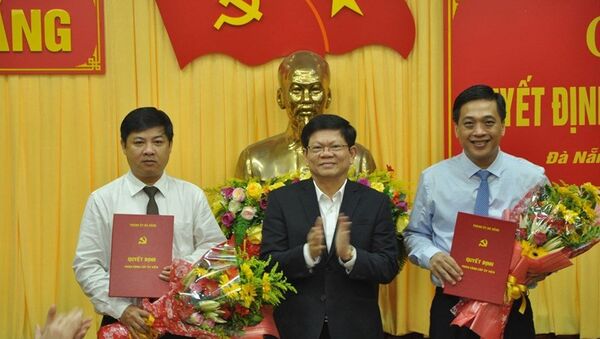 Phó bí thư Đà Nẵng Võ Công Trí trao quyết định cho ông Bằng (phải) và ông Triết. - Sputnik Việt Nam
