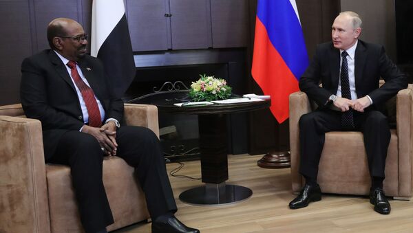 Tổng thống Sudan Omar al-Bashir tại buổi hội đàm với Tổng thống Nga Vladimir Putin - Sputnik Việt Nam