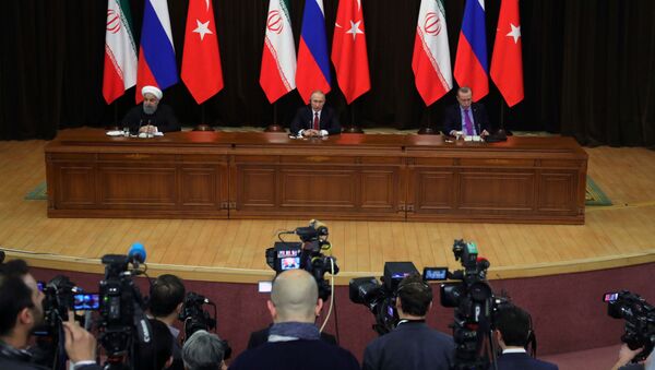 Tổng thống Nga Vladimir Putin, Tổng thống Iran Hasan Rukhani và Tổng thống Thổ Nhĩ Kỳ Recep Tayyip Erdogan trong một thông cáo báo chí chung sau cuộc họp - Sputnik Việt Nam
