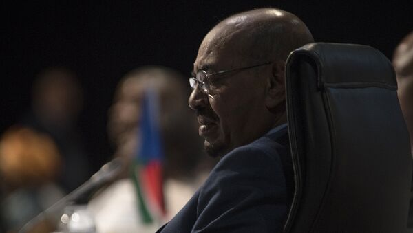 Sudanese President Omar al-Bashir attends the opening session of the AU summit in Johannesburg, Sunday, June 14, 2015 - Sputnik Việt Nam