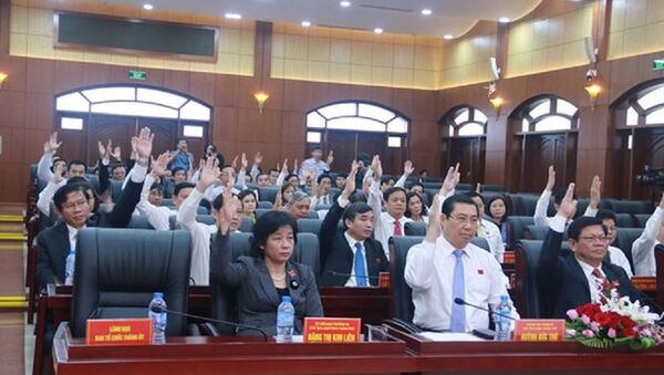 Các đại biểu HĐND biểu quyết thông qua nghị quyết bãi nhiệm Chủ tịch HĐND và đại biểu HĐND đối với ông Nguyễn Xuân Anh - Sputnik Việt Nam