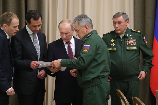Tổng thống Syria Bashar Assad và Tổng thống Nga Vladimir Putin cùng ban lãnh đạo Bộ Quốc phòng Nga - Sputnik Việt Nam