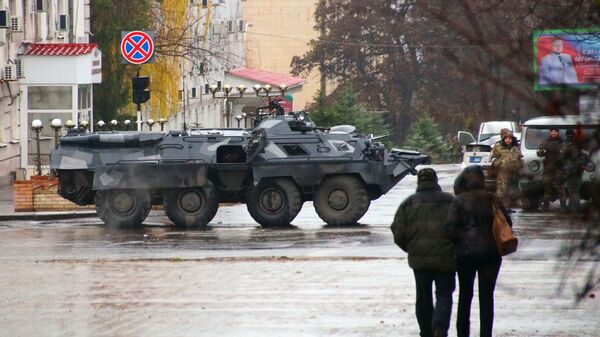 Donbass. BTR và những người mặc quân phục trên đường phố Lugansk. - Sputnik Việt Nam