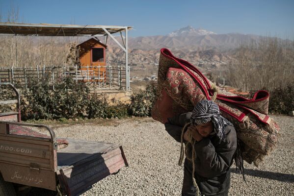 Afghanistan. Người nông dân địa phương mang thảm. - Sputnik Việt Nam