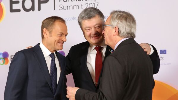 Chủ tịch Hội đồng Châu Âu Donald Tusk, Tổng thống Ukraine Petro Poroshenko và Chủ tịch Uỷ ban châu Âu Jean-Claude Juncker tại hội nghị thượng đỉnh tại Brussels - Sputnik Việt Nam