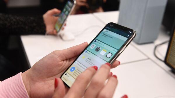 Покупатели рассматривают новый смартфон iPhone X в магазине re:Store на Тверской улице в Москве - Sputnik Việt Nam