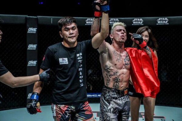 Arnaud Lepont cùng lá cờ Việt Nam sau khi hạ đo ván tay đấm người Philippines. Arnaud Lepont cùng lá cờ Việt Nam sau khi hạ đo ván tay đấm người Philippines. - Sputnik Việt Nam