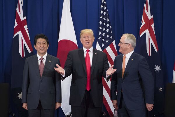 Thủ tướng Nhật Bản Shinzo Abe, Tổng thống Mỹ Donald Trump và Thủ tướng Australia Malcolm Turnbull trong cuộc gặp bên lề hội nghị ASEAN ở Philippines. Thủ tướng Nhật Bản Shinzo Abe, Tổng thống Mỹ Donald Trump và Thủ tướng Australia Malcolm Turnbull trong cuộc gặp bên lề hội nghị ASEAN ở Philippines. - Sputnik Việt Nam