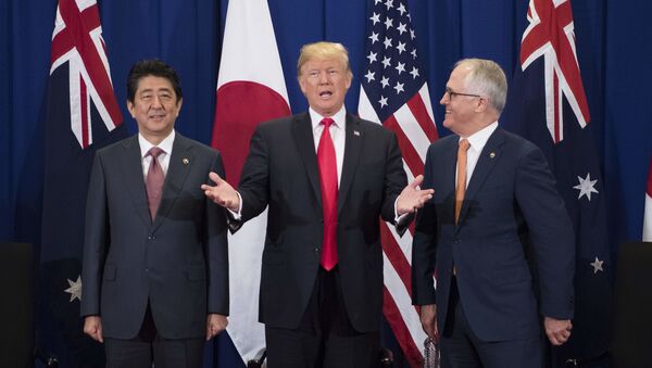 Thủ tướng Nhật Bản Shinzo Abe, Tổng thống Mỹ Donald Trump và Thủ tướng Australia Malcolm Turnbull trong cuộc gặp bên lề hội nghị ASEAN ở Philippines. - Sputnik Việt Nam