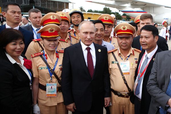 Tổng thống Nga Vladimir Putin chụp ảnh lưu niệm tại sân bay Tổng thống Nga Vladimir Putin chụp ảnh lưu niệm tại sân bay - Sputnik Việt Nam