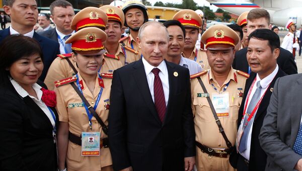 Tổng thống Nga Vladimir Putin chụp ảnh lưu niệm tại sân bay - Sputnik Việt Nam