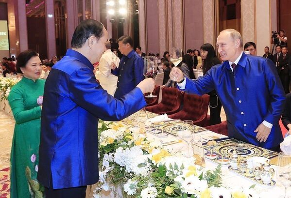 Chủ tịch nước Trần Đại Quang nâng cốc chúc mừng Tổng thống Nga Vladimir Putin tại Tiệc chiêu đãi chào mừng các nhà Lãnh đạo APEC và Phu nhân, tối 10/11. - Sputnik Việt Nam