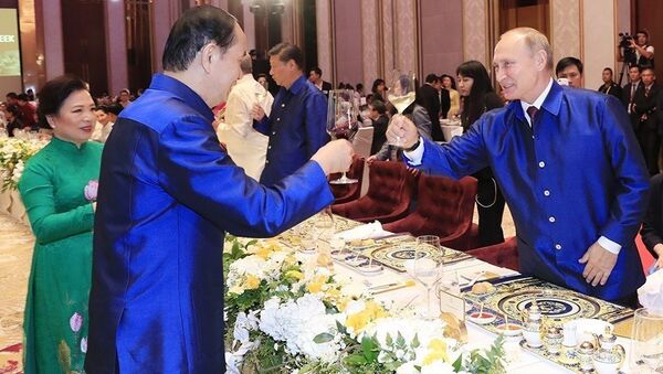 Chủ tịch nước Trần Đại Quang nâng cốc chúc mừng Tổng thống Nga Vladimir Putin tại Tiệc chiêu đãi chào mừng các nhà Lãnh đạo APEC và Phu nhân, tối 10/11. - Sputnik Việt Nam