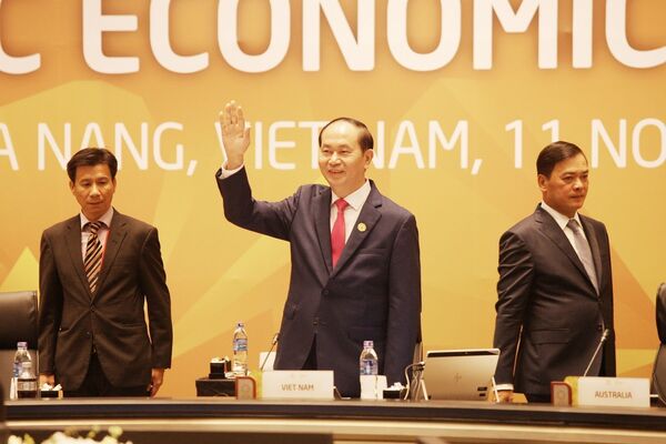Chủ tịch nước Trần Đại Quang, Chủ tịch Hội nghị Cấp cao APEC lần thứ 25 chào mừng Lãnh đạo các nền kinh tế dự Phiên họp kín thứ nhất với chủ đề “Tăng trưởng sáng tạo, phát triển bao trùm và việc làm bền vững trong kỷ nguyên số” của Hội nghị các Nhà lãnh đạo Kinh tế APEC lần thứ 25, sáng 11/11. Chủ tịch nước Trần Đại Quang, Chủ tịch Hội nghị Cấp cao APEC lần thứ 25 chào mừng Lãnh đạo các nền kinh tế dự Phiên họp kín thứ nhất với chủ đề “Tăng trưởng sáng tạo, phát triển bao trùm và việc làm bền vững trong kỷ nguyên số” của Hội nghị các Nhà lãnh đạo Kinh tế APEC lần thứ 25, sáng 11/11. - Sputnik Việt Nam