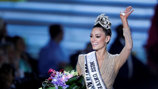 Miss South Africa Demi-Leigh Nel-Peters waves after being crowned Miss Universe during the 66th Miss Universe pageant at Planet Hollywood hotel-casino in Las Vegas, Nevada, U.S. November 26, 2017 - Sputnik Việt Nam