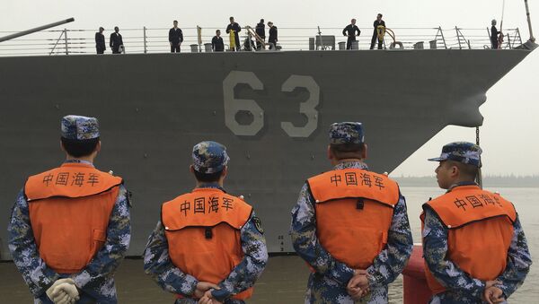 Chinese Navy personnel stand watch the guided missile destroyer USS Stethem arrives at the Shanghai International Passenger Quay for a scheduled port visit in Shanghai, China, Monday, Nov. 16, 2015. - Sputnik Việt Nam