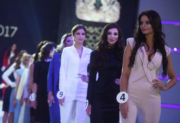 Các thí sinh tham dự cuộc thi Hoa hậu Moskva-2017 trên sân khấu nhà hát “Mir” tại Moskva - Sputnik Việt Nam