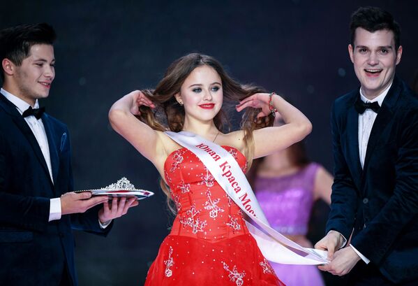 Lada Mishina tại chung kết cuộc thi Hoa hậu Moskva-2017 trên sân khấu Nhà hát Mir tại Moskva - Sputnik Việt Nam