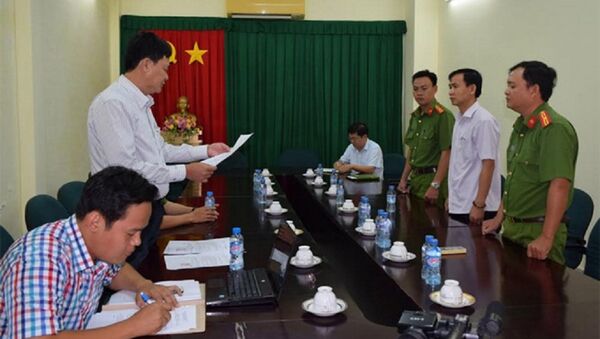 Cơ quan CSĐT Bộ Công an đọc lệnh bắt ông Tâm (áo trắng, đứng giữa bên phải). - Sputnik Việt Nam