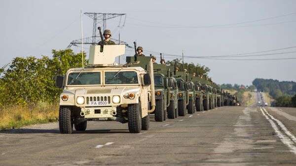 Военнослужащие армии Молдавии на внедорожниках HMMWV во время репетиции парада военной техники ко Дню независимости - Sputnik Việt Nam