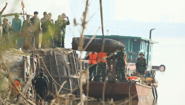 Quả bom vừa được trục vớt thành công ở gần cầu Long Biên. - Sputnik Việt Nam