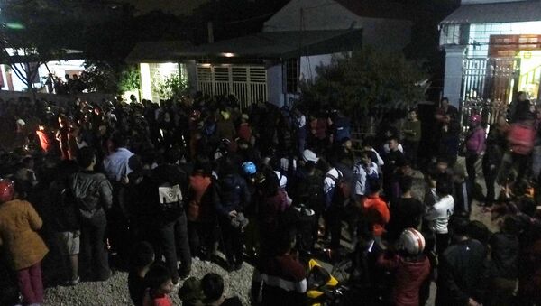 Rất đông người dân tập trung trước khu vực nhà anh Thuận tối 28/11 - Sputnik Việt Nam