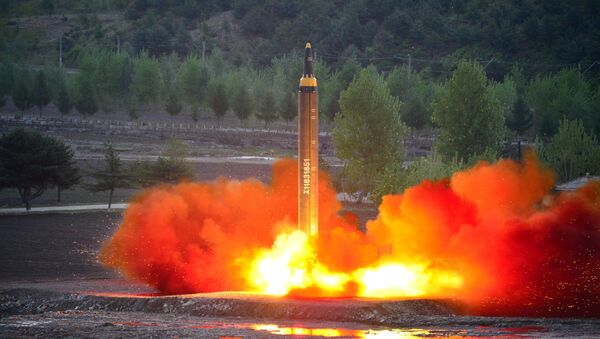 Запуск баллистической ракеты средней дальности Hwasong-12 в КНДР - Sputnik Việt Nam