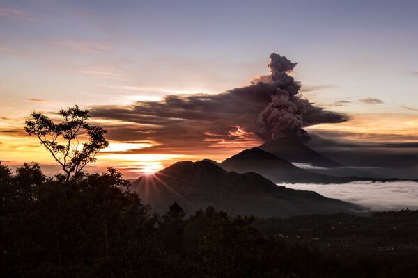 Mount Agung volcano is seen spewing smoke and ash in Bali, Indonesia, November 26, 2017 in this picture obtained from social media Mount Agung volcano is seen spewing smoke and ash in Bali, Indonesia, November 26, 2017 in this picture obtained from social media - Sputnik Việt Nam