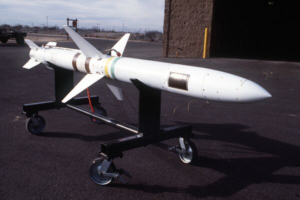 Máy bay F-105 mang tên lửa chống radar Sơrai (AGM-45 Shrike). Máy bay F-105 mang tên lửa chống radar Sơrai (AGM-45 Shrike). - Sputnik Việt Nam