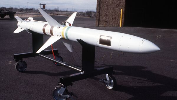 Máy bay F-105 mang tên lửa chống radar Sơrai (AGM-45 Shrike). - Sputnik Việt Nam