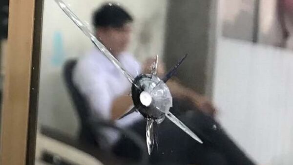 Viên đạn còn cắm trên cột bên tông bọc gương của ngân hàng. - Sputnik Việt Nam
