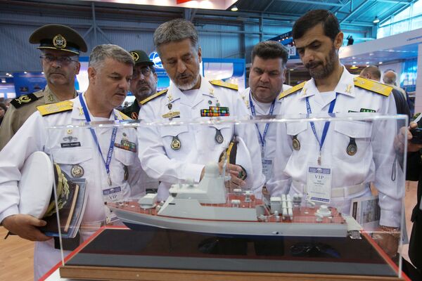 Chuẩn Đô đốc Habibollah Sayar, Tư lệnh Hải quân Iran (người đứng giữa). - Sputnik Việt Nam
