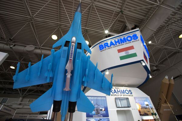Trong ảnh – mô hình tên lửa hành trình BrahMos phiên bản hàng không trang bị cho các Su-30MKI. - Sputnik Việt Nam