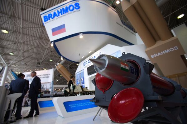 Mô hình tên lửa hành trình BrahMos phiên bản hàng không trang bị cho các Su-30MKI Mô hình tên lửa hành trình BrahMos phiên bản hàng không trang bị cho các Su-30MKI - Sputnik Việt Nam