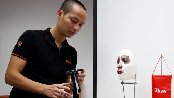Ông Ngô Tuấn Anh - Phó chủ tịch phụ trách bộ phận An ninh mạng của Bkav trình bày thao tác bẻ khóa Face ID của Apple iPhone X với chiếc mặt nạ 3D trong văn phòng tại Hà Nội, Việt Nam - Sputnik Việt Nam