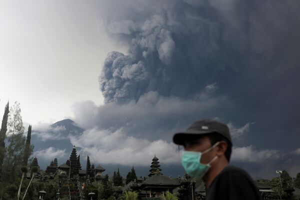 Núi lửa Agung phun trào trên đảo Bali ở Inđônêxia - Sputnik Việt Nam