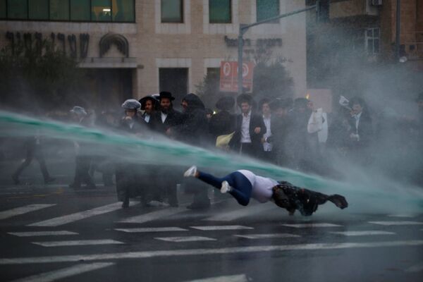 Cảnh sát Israel sử dụng vòi rồng chống lại cuộc biểu tình của người Do Thái chính thống ở Jerusalem - Sputnik Việt Nam