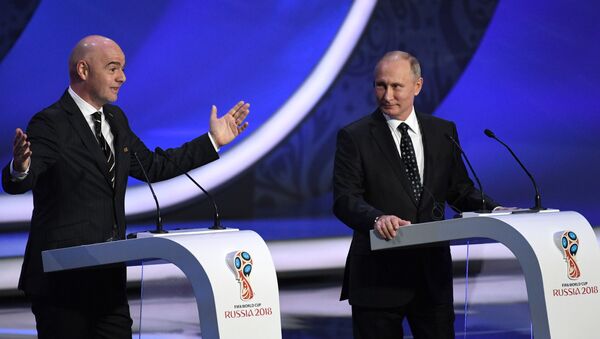 Tổng thống Vladimir Putin và Chủ tịch FIFA Gianni Infantino tại Bốc thăm World Cup 2018 - Sputnik Việt Nam