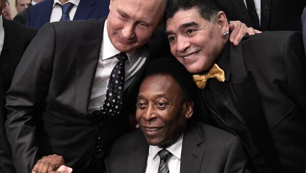 Tổng thống Nga Vladimir Putin, cựu cầu thủ bóng đá Brazil Pele và cựu cầu thủ người Argentina Diego Maradona - Sputnik Việt Nam