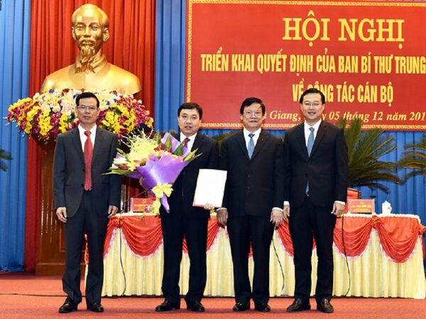 Phó ban Tổ chức Trung ương Hà Ban và Bí thư Tỉnh uỷ Hà Giang Triệu Tài Vinh; Bí Thư thứ Nhất Trung ương Đoàn TNCS Hồ Chí Minh trao Quyết định và chúc mừng đồng chí Nguyễn Mạnh Dũng. Phó ban Tổ chức Trung ương Hà Ban và Bí thư Tỉnh uỷ Hà Giang Triệu Tài Vinh; Bí Thư thứ Nhất Trung ương Đoàn TNCS Hồ Chí Minh trao Quyết định và chúc mừng đồng chí Nguyễn Mạnh Dũng. - Sputnik Việt Nam