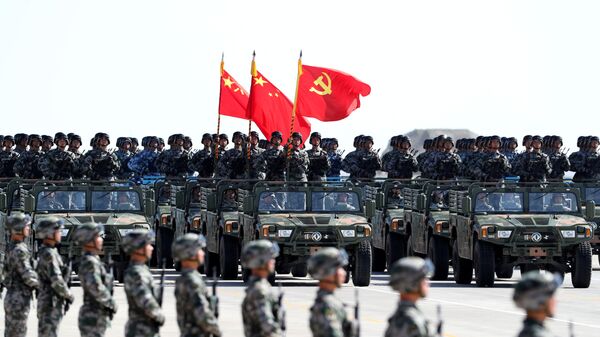 Quân đội Giải phóng Nhân dân Trung Quốc (PLA) đi diễu hành trong lễ diễu quân để kỷ niệm 90 năm thành lập quân đội tại Khu tự trị Nội Mông, Trung Quốc ngày 30 tháng 7 năm 2017 - Sputnik Việt Nam