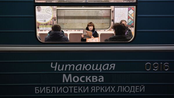 cư dân Moskva đọc sách trong metro - Sputnik Việt Nam