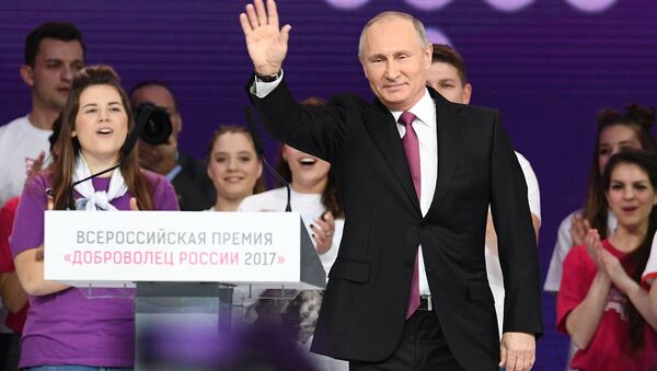 Tổng thống Nga Vladimir Putin dự lễ trao giải Tình nguyện viên Nga 2017 - Sputnik Việt Nam