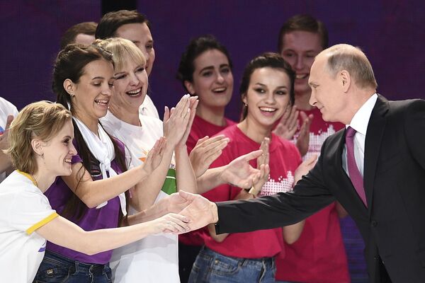 Tổng thống Nga Vladimir Putin tại lễ trao giải Tình nguyện viên Nga - 2017, cung thể thao Megasport ở Moskva - Sputnik Việt Nam